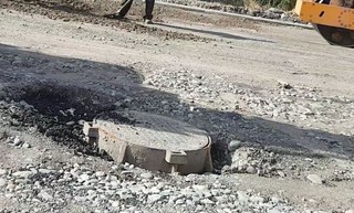 Крышку водоканализационного люка на ул.Рыскулова не укрепили бетоном, а просто сверху накрыли асфальтом (фото)