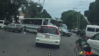 Водитель троллейбуса поворачивает со второго ряда и на красный сигнал светофора <i>(видео)</i>