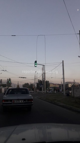 Свисающий провод на перекрестке Фрунзе-Гагарина принадлежит интернет-провайдеру, который в ближайшее время уберет его, - «Бишкексвет»