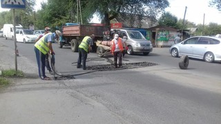 «Бишкекасфальтсервис» восстанавливает дорогу на ул.Некрасова, где образовалась впадина <i>(фото)</i>