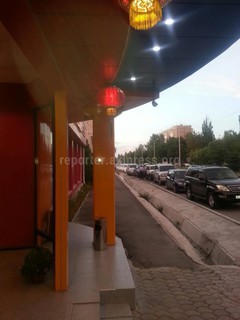 Кафе «Император» на ул.Жукеева-Пудовкина заняло часть тротуара <i>(фото)</i>