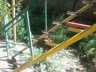 Акимиат Первомайского района скосил коноплю на детской площадке в жилмассиве Колмо и сделал ремонт, - мэрия Бишкека