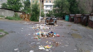 «Тазалык» города Ош на одной из улиц оставил мусор после приезда спецтехники, - читатель (фото)