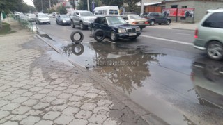 На перекрестке Жибек-Жолу-Тимирязева в Бишкеке прорвало водопроводную трубу (фото)