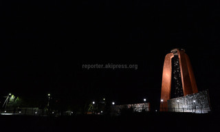Ночной вид мемориала памяти погибшим в событиях 1916 года в «Ата-Бейите» <i>(фото, видео)</i>
