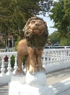 В центре Сузака местные скульпторы слепили льва (фото)