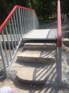 На мостике в парке Ататюрка отсутствуют пандусы и установлены самодельные лестницы из бетона, - читатель (фото)