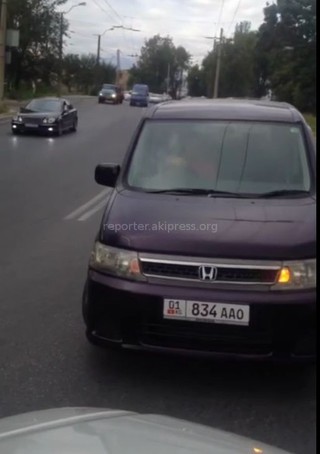 Водитель авто с госномером 01 834 ААО, выехавший на встречную полосу по ул.Анкара, не пропускал машину, которой перегородил дорогу, - читатель (видео)