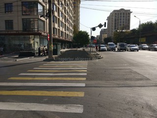 В Бишкеке на ул.Токтогула часть тротуара отвели под парковку, - читатель <i>(фото) </i>