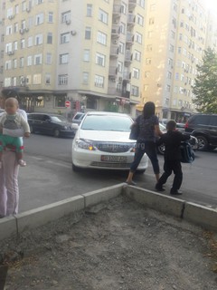 Читатель жалуется на «автомобильный беспорядок» возле столичной школы №70 (фото)