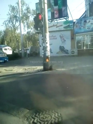 В Бишкеке на перекрестке Ахунбаева-Байтик баатыра горит столб светофора <i>(фото) </i>