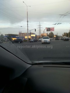 В Бишкеке на перекрестке Токомбаева-Сухэ Батора из-за отсутствия светофора с двух сторон создаются затруднения водителям, - читатель (фото)
