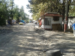 В Бишкеке на ул.Скрябина участок новой дороги сузился из-за трех павильонов, - читатель (фото)