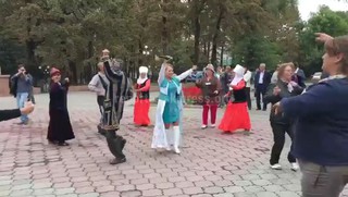 Пожилые люди веселились на социальной ярмарке в Бишкеке <i>(видео)</i>