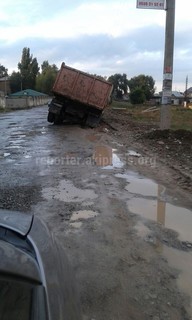 В Сокулукском районе КамАЗ провалился под асфальт <i>(фото)</i>