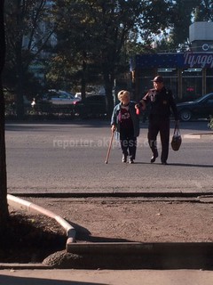 Сотрудник ПМ помогает пожилой женщине переходить дорогу в мкр Восток-5, - читатель <i>(фото, видео)</i>
