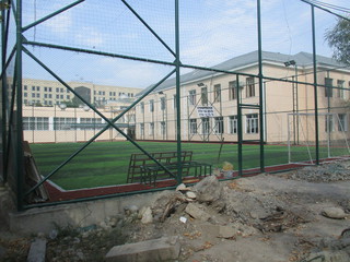 Почему на площадке для уроков физкультуры школы №2 Бишкека построили футбольное поле? - читатель (фото)