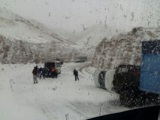 Ситуация на перевале Куакы: Из-за гололеда на трассе бусик упал на бок, другой микроавтобус толкали пассажиры <i>(уточнено)</i>