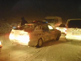 На перевале Тёо-Ашуу ночью автомобили простояли порядка 6-7 часов в пробке, - пассажир <i>(фото)</i>
