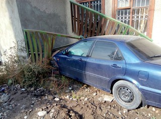 В результате ДТП на Фрунзе-Тойгонбаева авто вылетело с дороги и врезалось в забор, пострадали 2 человека, - читатель <i>(фото дополнено)</i>