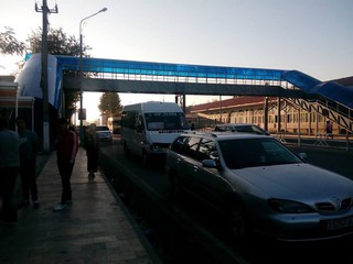 Читатель предлагает соорудить в Бишкеке надземные пешеходные переходы, как в городе Жалал-Абад <i>(фото)</i>