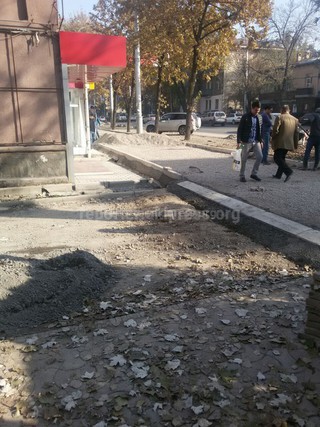 «Бишкекасфальтсервис» учтет просьбу жителей домов на перекрестке Киевской-Раззакова при ремонте тротуара
