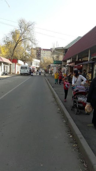 Владельцы рекламных штендеров в 11 мкр убрали их с тротуара, - УМС Бишкека (фото)