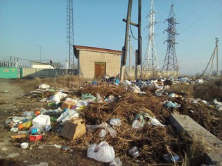 Территория высоковольтной подстанции «Орто-Алыш» в Аламединском районе завалена мусором, - читатель (фото)