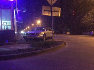 Авто, припаркованные перед кафе на перекрестке Салиевой-Веселой, закрывают обзор водителям, создавая аварийную ситуацию, - читатель (фото)