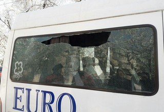 Оборвавшаяся троллейбусная линия разбила окно в маршрутке <i>(фото)</i>