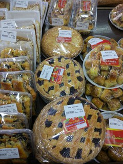 В маркете на ул.Толстого пироги с фруктовой начинкой стоят в полке, а не в холодильнике, - потребитель (фото)