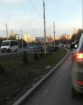 На Южной магистрали утром наблюдалась автомобильная пробка <i>(видео)</i>