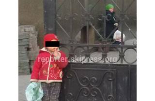 4-летний ребенок попрошайничает у центральной мечети в Бишкеке, неподалеку сидит женщина и наблюдает, - читатель <i>(фото)</i>