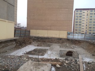 Законно ли стройка в мкр Улан-2, где вырыли котлован, оголив фундаменты жилых многоэтажных домов? - читатель (фото)