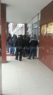 Во дворе здания ГСБЭП каждый день собирается большая очередь, люди стоят в холоде, чтобы сдать документы, - читатель (фото)