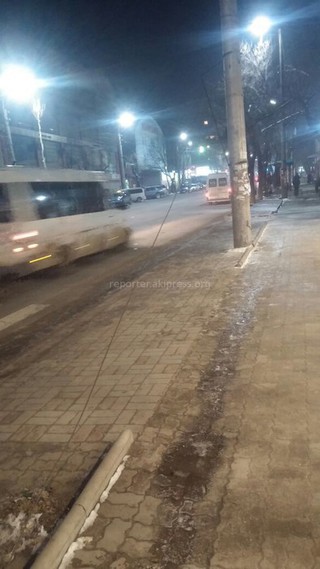 «Бишкексвет» демонтировал свисающие провода на ул.Байтик баатыра