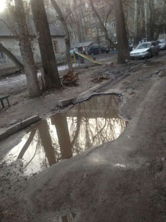 Во дворе дома №100 по ул.Московской в Бишкеке наблюдается повреждение дорожного полотна, - читатель (фото)