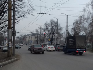 Читатель просит отрегулировать светофор на перекрестке Ч.Валиханова-Анкара в Бишкеке для водителей и пешеходов (фото)
