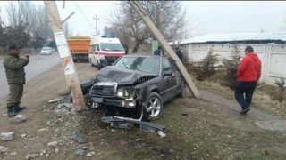 На окраине Бишкека автомашина врезалась в столб <i>(фото)</i>