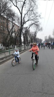 На велопробеге в Бишкеке приняли участие младшее и взрослое поколение горожан (фото)