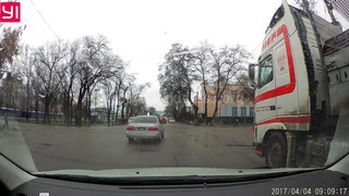 Видео — Водитель Infiniti, выехав на встречную полосу, проехал на красный цвет светофора