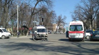 В результате ДТП с машиной скорой помощи в Бишкеке пострадали водитель, медсестра и пожилая женщина