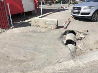 Читатель просит убрать бетонный блок, установленный на тротуаре ул.Жукеева-Пудовкина (фото)