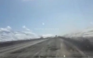 На отрезке автодороги Бишкек—Ош от 130 по 150 км незамедлительно требуется ремонт, - читатель <i>(видео)</i>