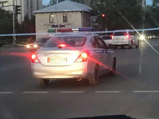 Милицейская автомашина проехала на красный свет светофора на ул.Фрунзе (видео)