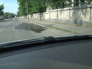 На ул.Абая больше недели вода прорывается из-под асфальта, - бишкекчанин