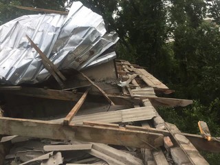 <b>Фото</b> — На территории РУОР ветер снес крышу дома и повалил деревья