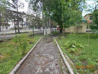 Детская площадка напротив райадминистрации в Кара-Балте находится в плохом состоянии (фото)