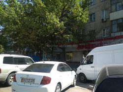Остановка на Московской-Ибраимова превратилась в парковку (фото)