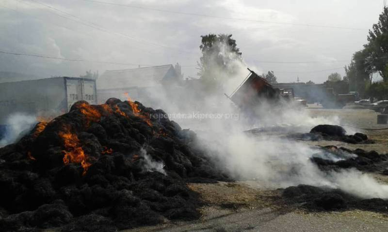 Видео — Стала известна причина возгорания грузовика с сеном в Караколе (подробности)